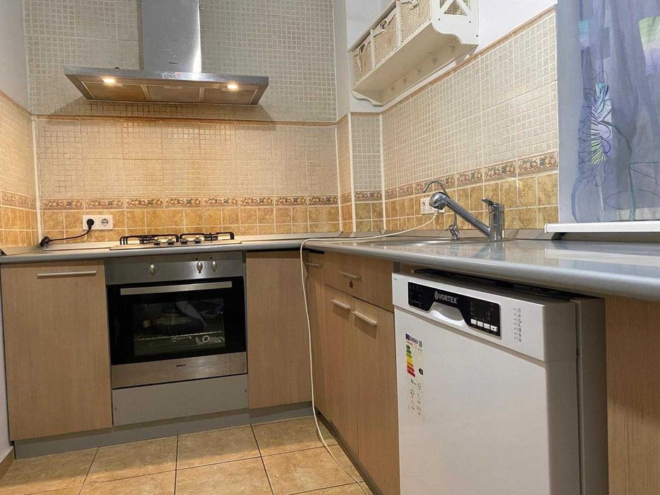 Vând mobila de bucătărie complet utilată