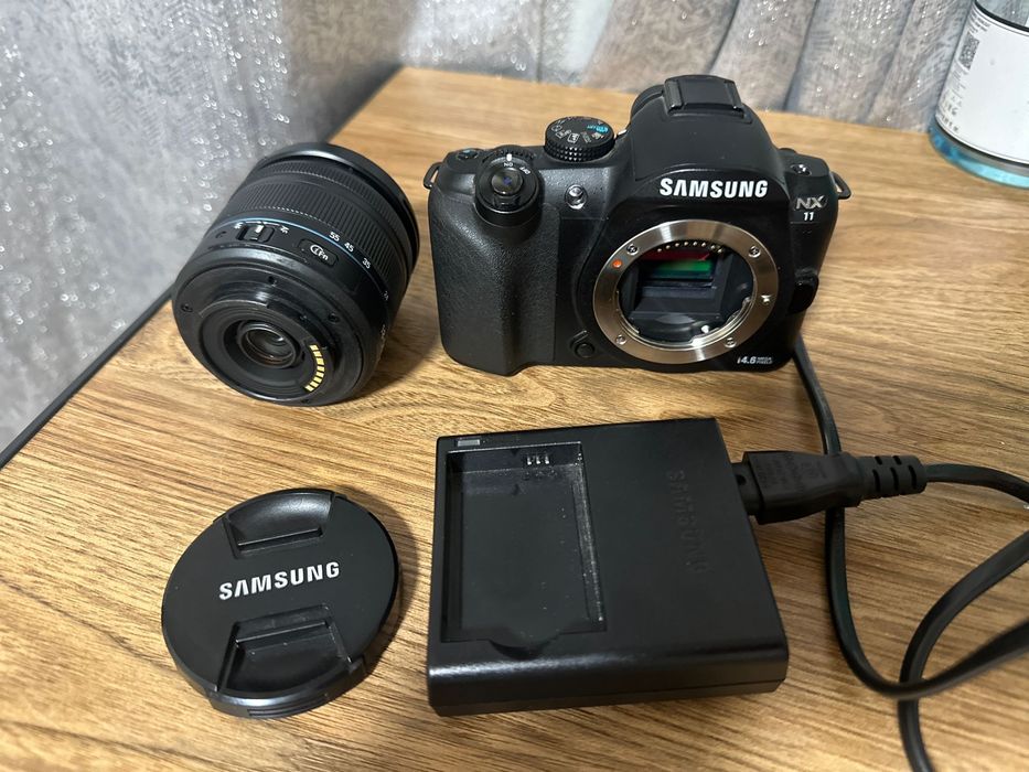 Aparat foto Samsung NX11 + obiectiv – stare foarte bună