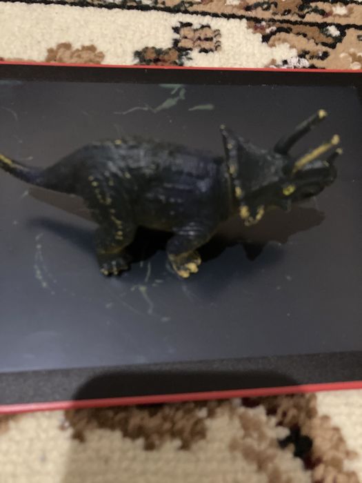 Маленькая игрушка динозаврик