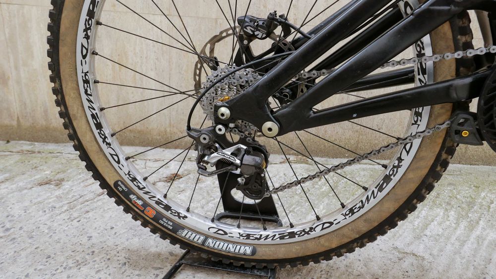 Specialized Demo 8 DH – FOX 40 RC2, Shimano Saint, Mavic Deemax