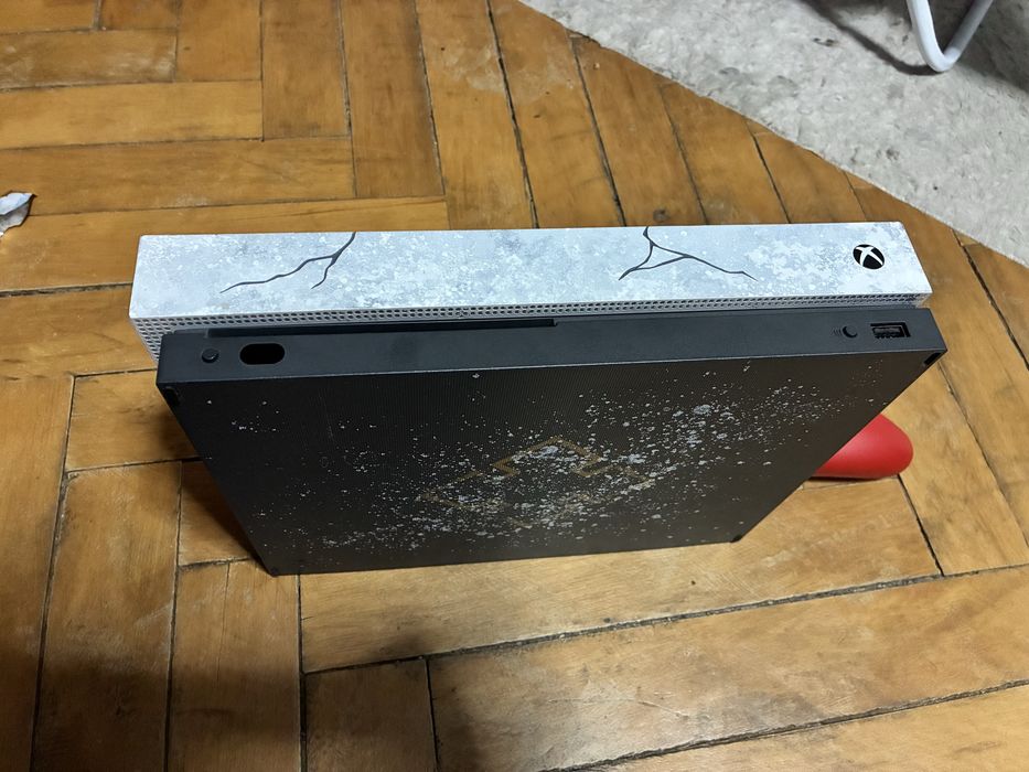 Vand xbox one x 2 controlere 4 jocuri