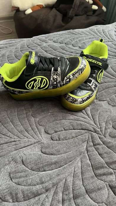 Роликовые кроссовки  размер 33