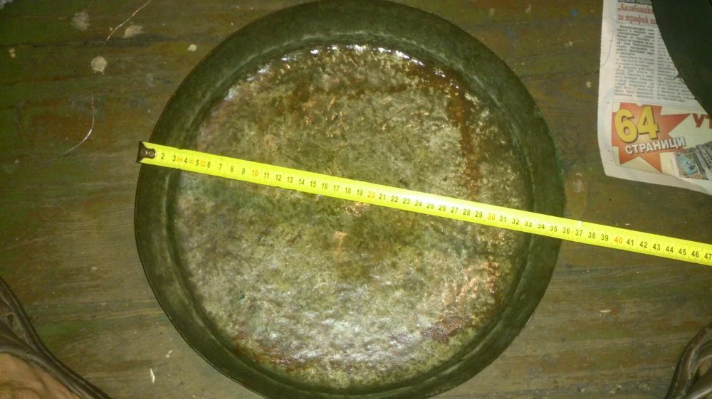 Много стара медна тава.