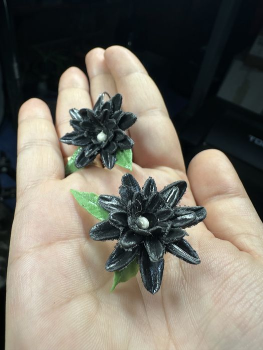 Cercei handmade cu flori negre