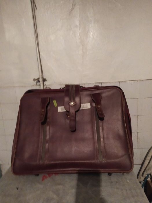 Продаётся чемодан для путешествий на колёсиках