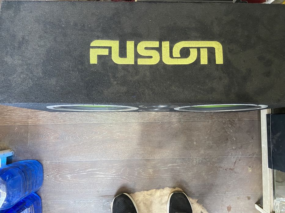 Продам сабвуфер качает нормально