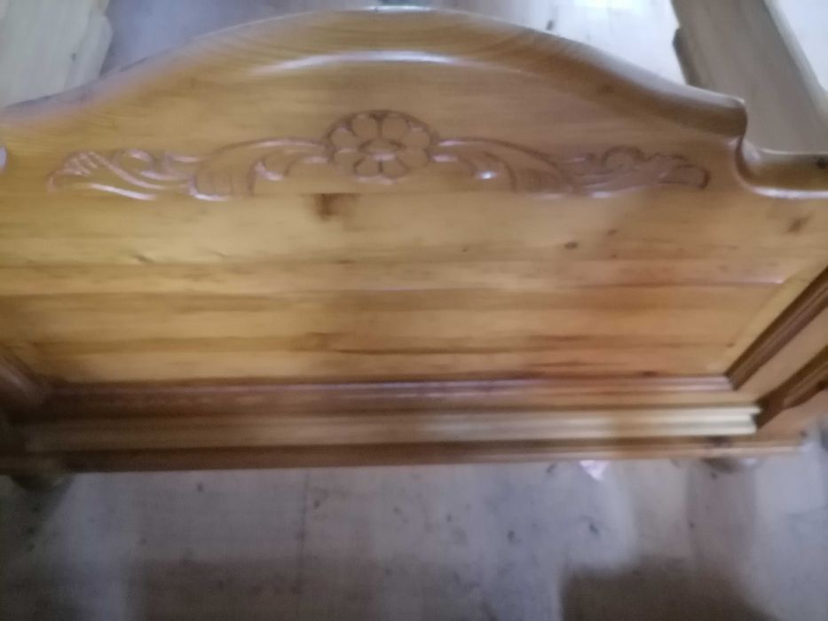 Дървени единични легла с нощни шкафчета