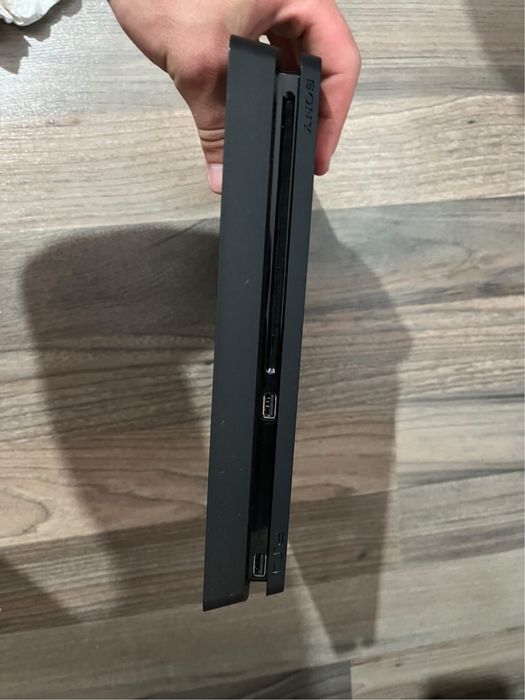 Vand ps4 1TB 2 manete 9 jocuri