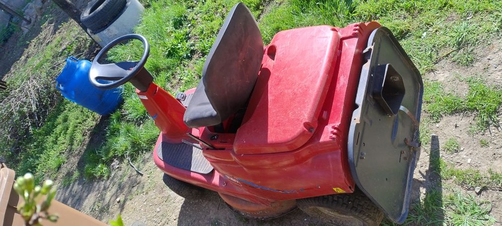 Vând Tractoraș de tuns iarba