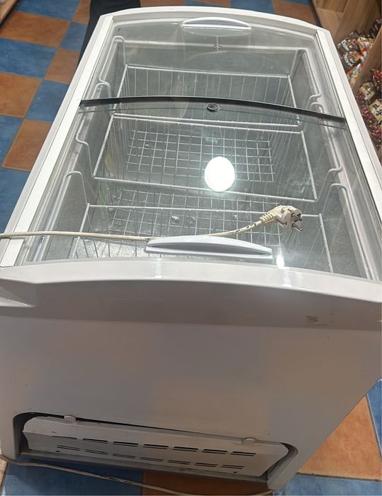 Продам витринный морозильник БУ