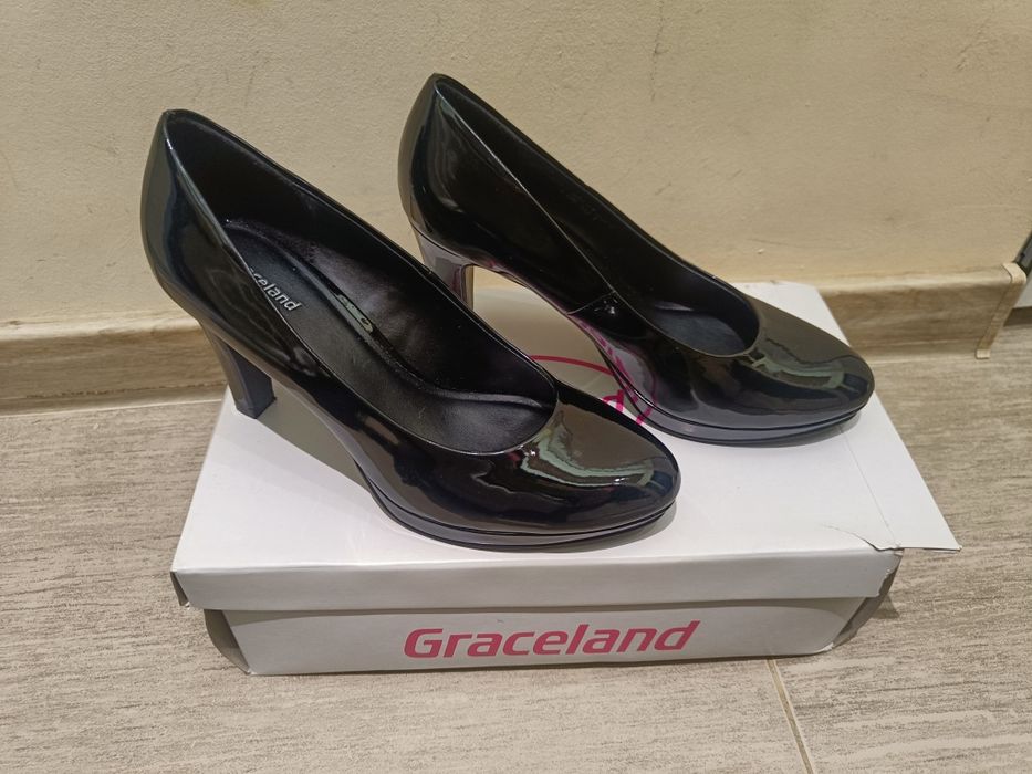 Чисто нови дамски официални обувки