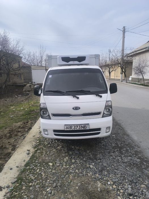 Кия бонго сотилади