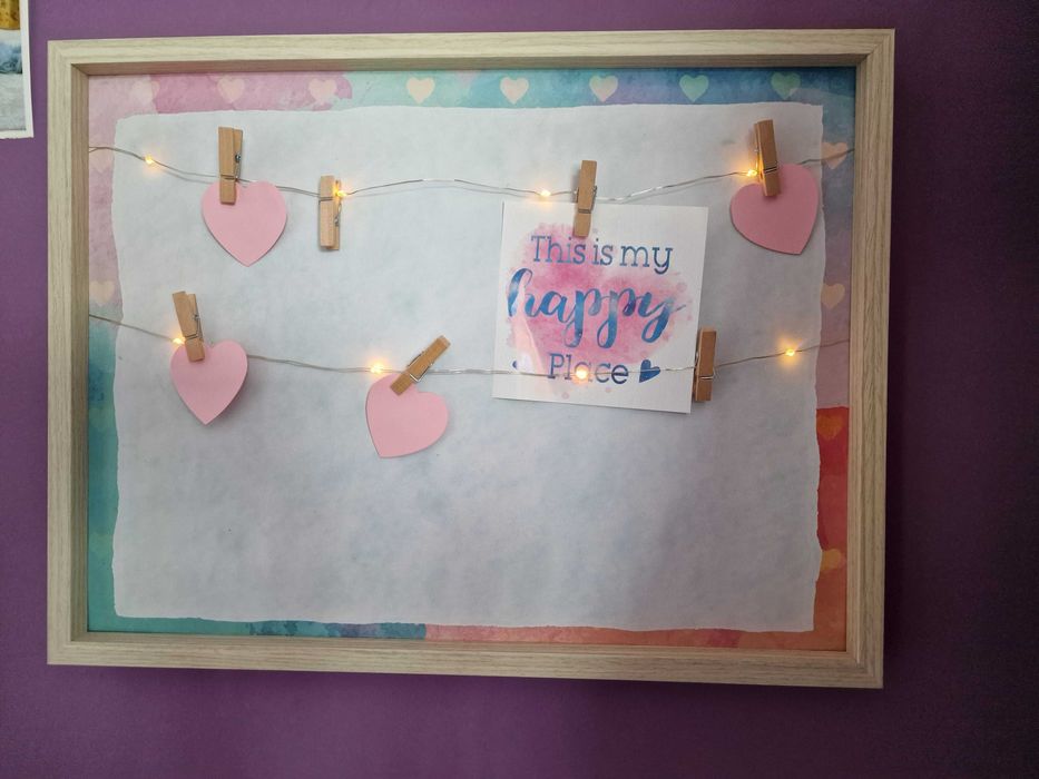 Светещо дървено пано за стена с щипки за закачане на бележки и снимки