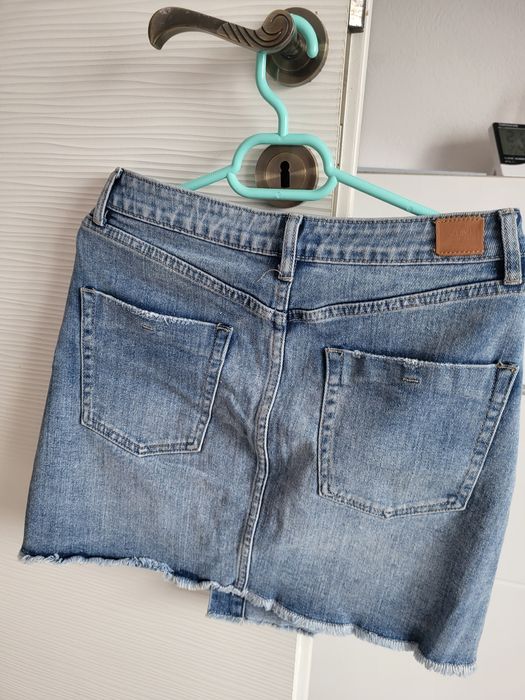 Fusta de blugi cu nasturi în față