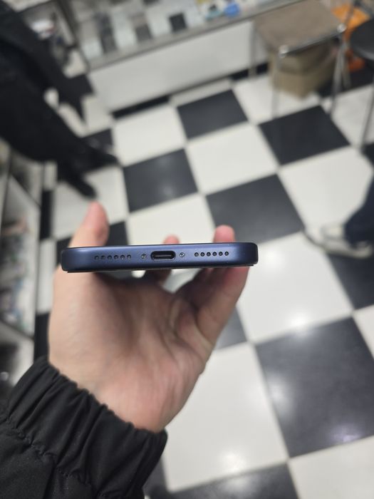 Iphone 17 pro max sotiladi 1405$