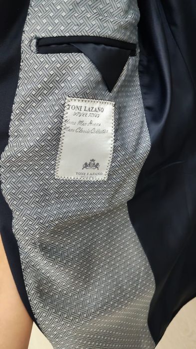 Продаются темно синий костюм