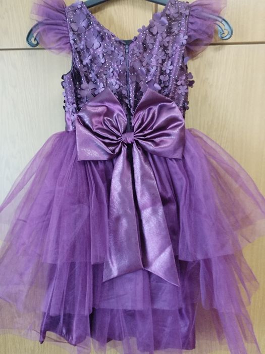 Детска официална рокля обличана за два часа по повод с три пласта тюл