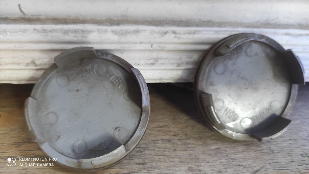 Фара на автомобиль. Заглушка диска на Мерседес..