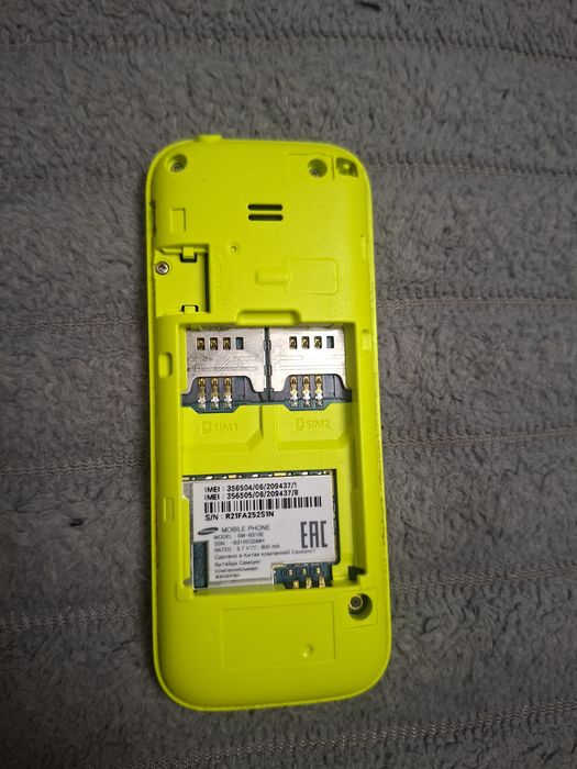 Кнопочный телефон Samsung