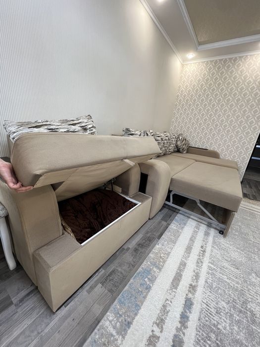 Продам красивый угловой диван с креслом