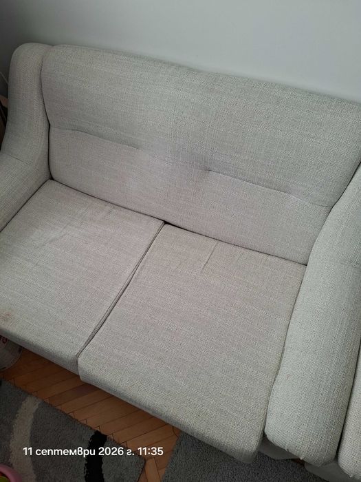 Продават се два разтегателни дивана в светъл цвят.