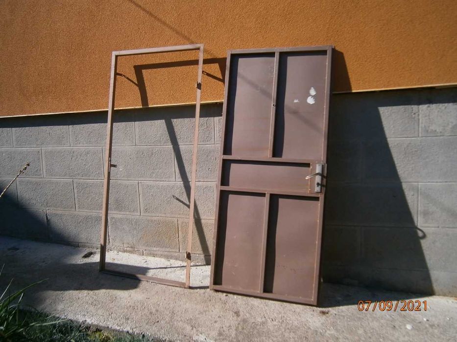 Продавам плътна метална врата.