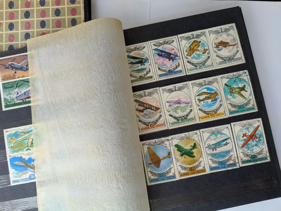 Продам 2 альбома с почтовыми марками.