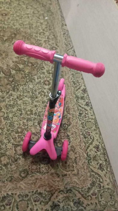 Самокат детский розовый.