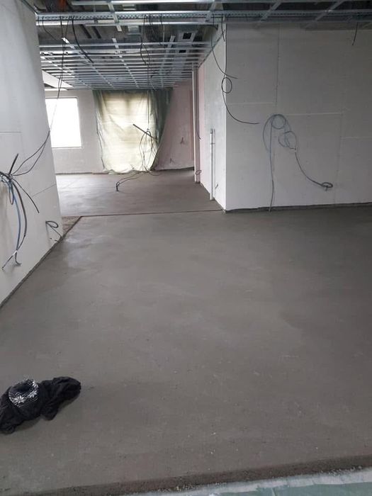 Машинно полагане на подови замазки