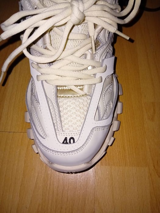 balenciaga track bej