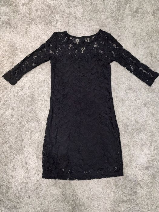 Черна къса дантелена рокля , размер ХС ,но отговаря и на размер С