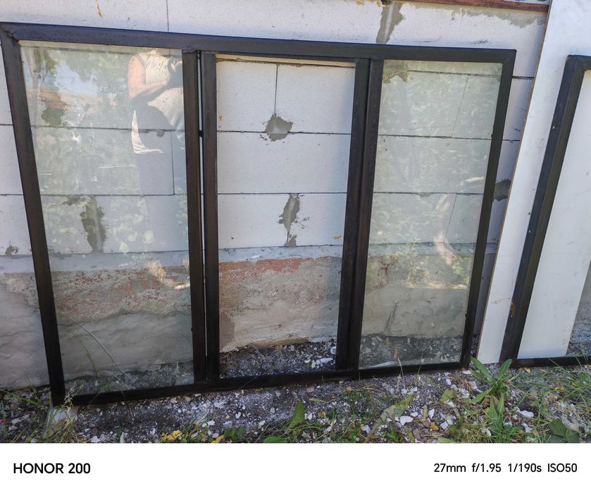 2 rame de geam din cornier cu  grilaje antiefractie aferente