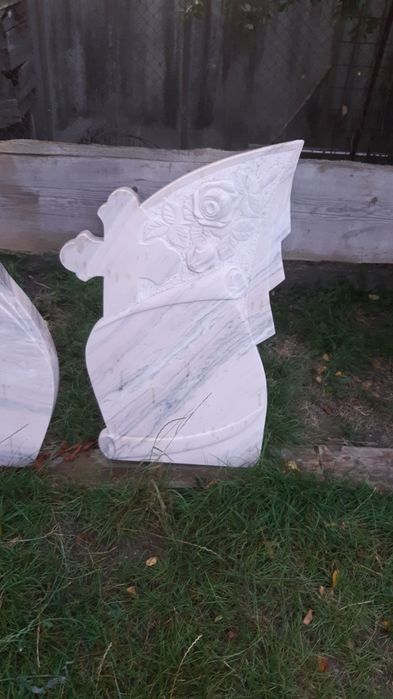 Monumente funerare / cruci marmură / mozaic.