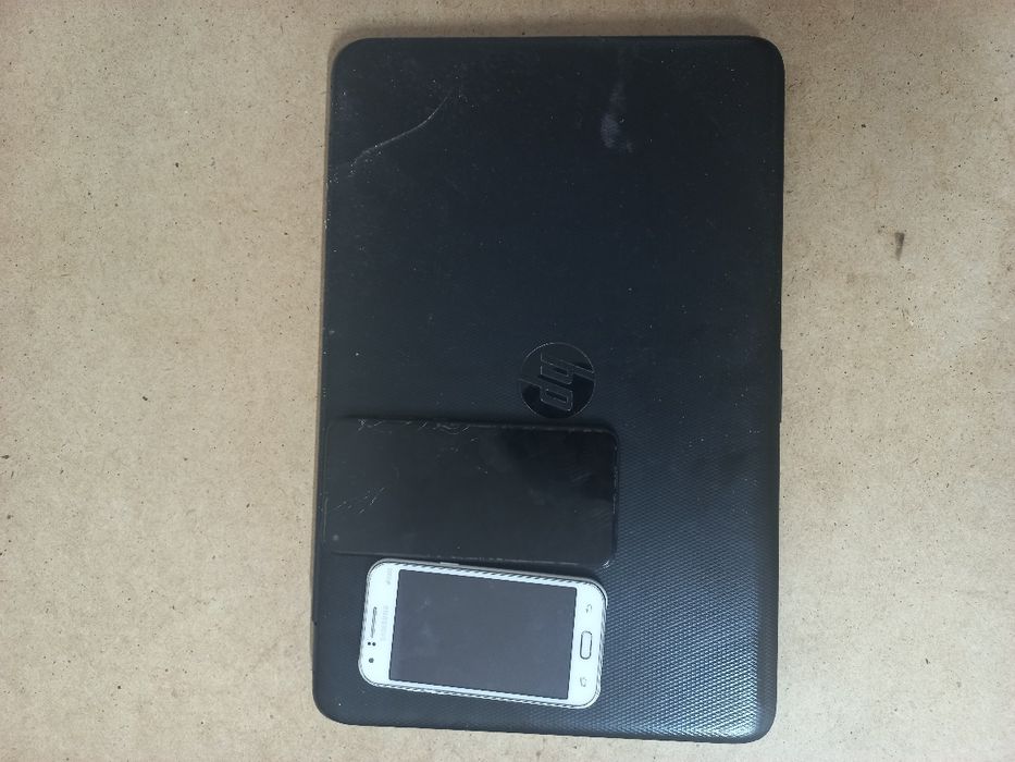 Ноутбук, и 2 телефона