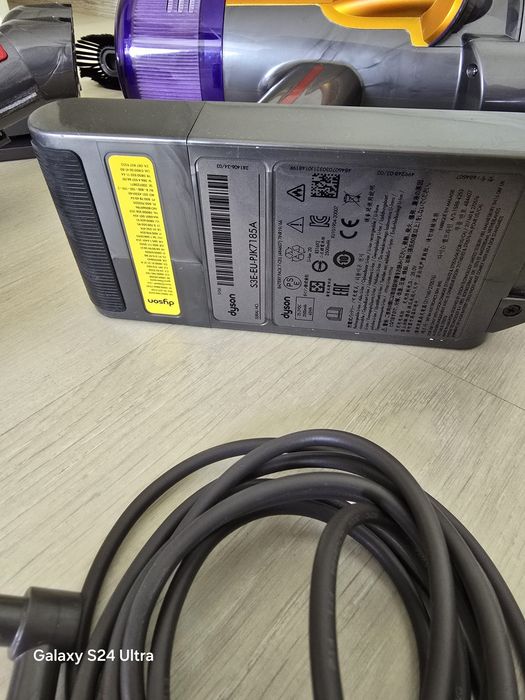Вертикална прахосмукачка Dyson V12 slim absolute