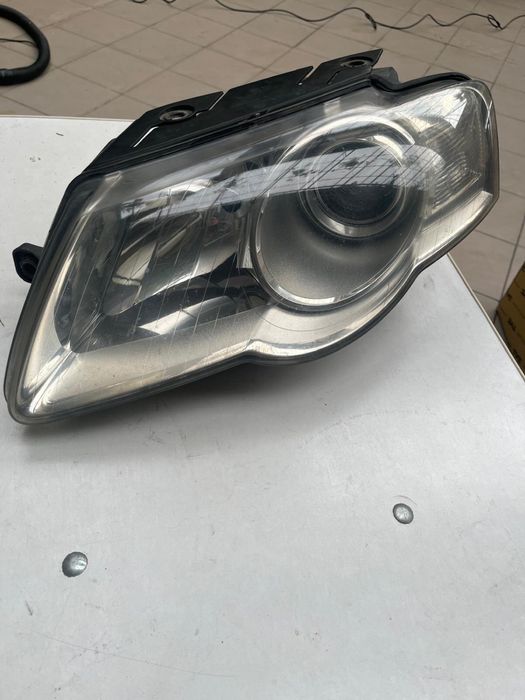 Far Stânga VW Passat B6 (2005-2010) Original HELLA - Cu Lupă