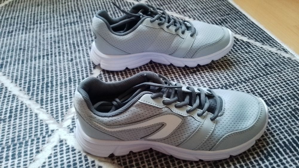 Чисто нови спортни обувки за джогинг