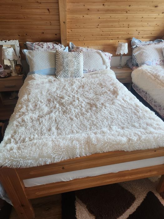 2  Paturi din lemn cu saltea inclusă