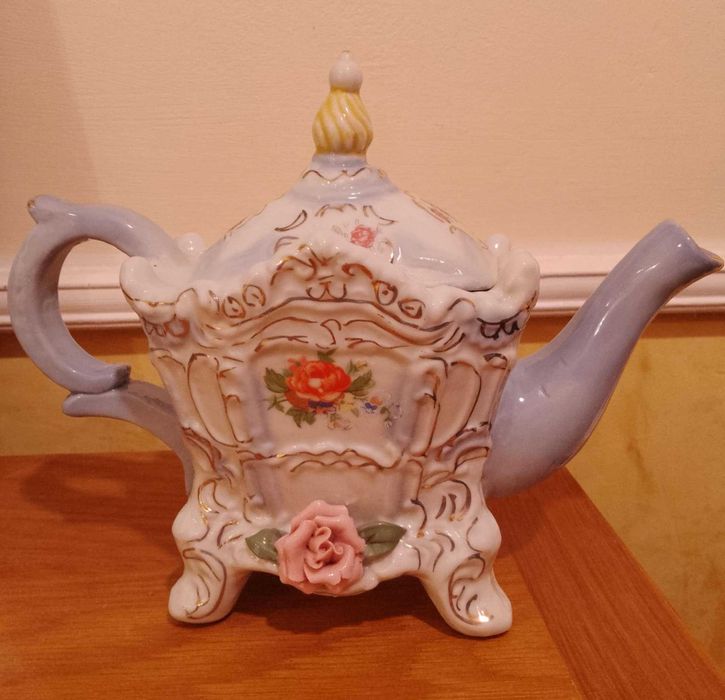 Два порцеланови чайника "Каляска" и "Къща"