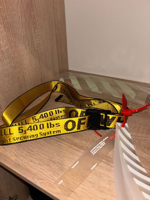 Curea off white yellow