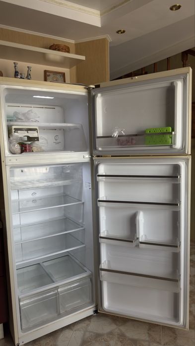 Широкий большой холодильник