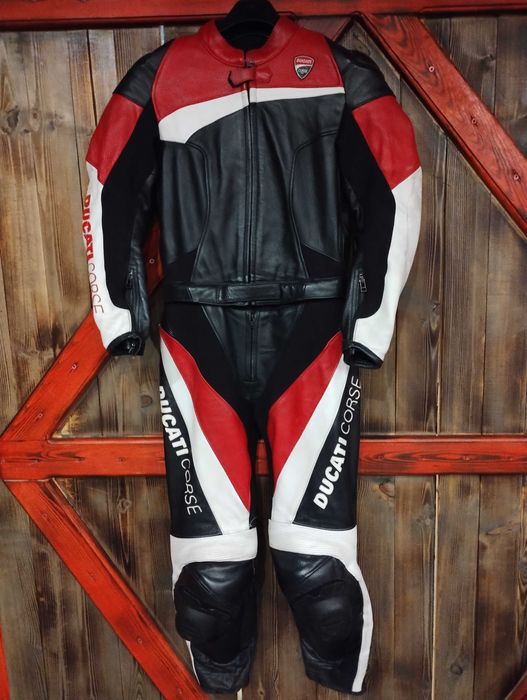 Екип от две части и ботуши Ducati.