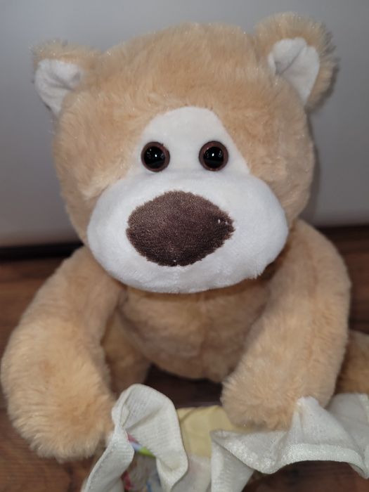 Мече „Peek a Boo“, което движи ръчичките си и се крие