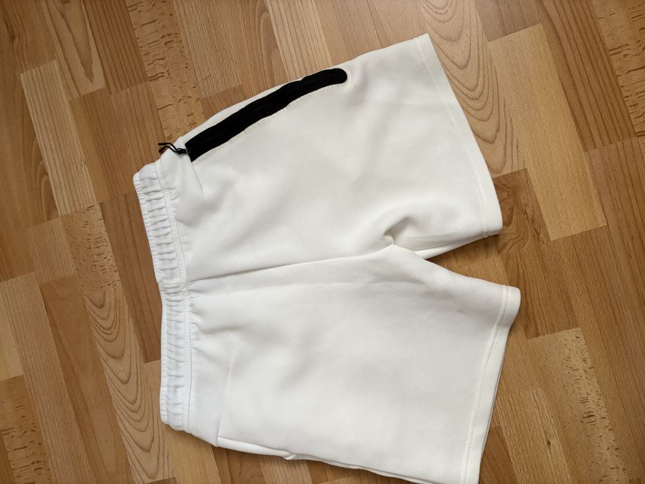 Pantaloni scurti nike tech fleece albi marimea m