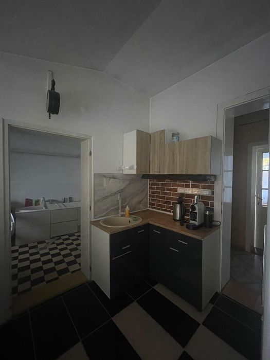 Casă de vânzare și anexă, teren 2287 mp