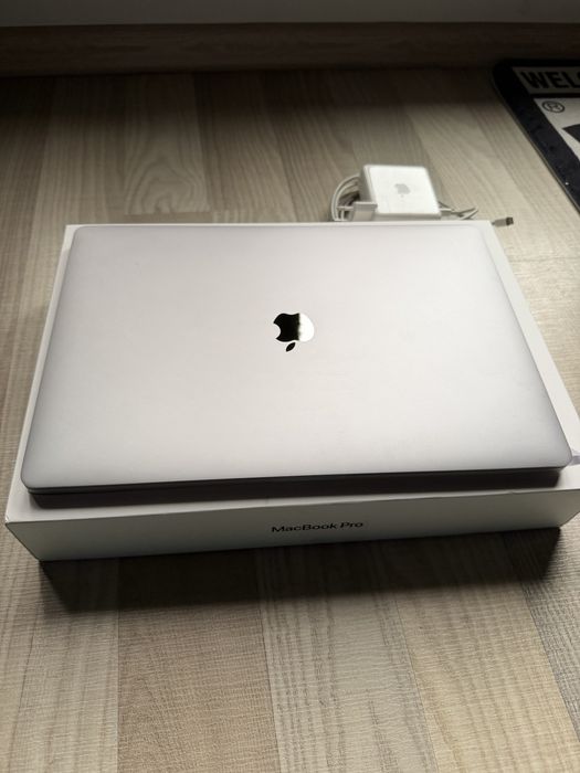 Macbook pro 16” cu touchbar, I7, 32GB RAM, SSD 512GB