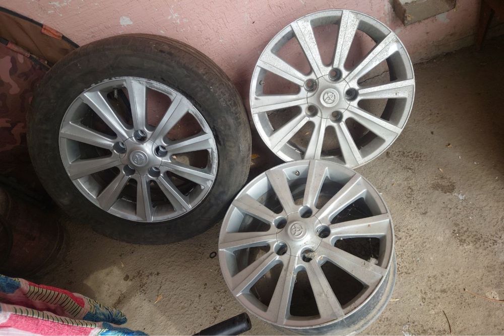 Бесплатно 6 резин к 2 дискам титановым. Тойота Лексус