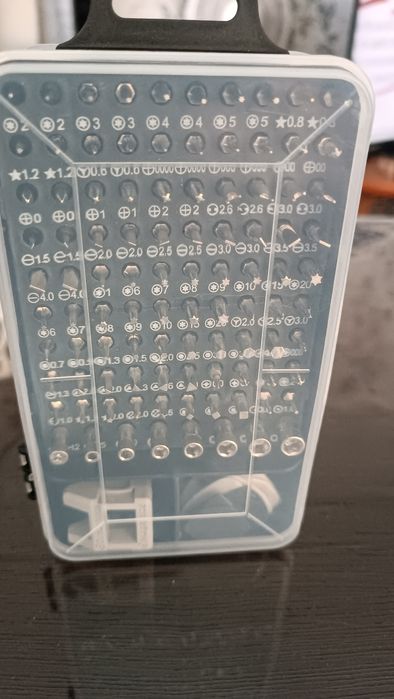 Набор отверток для мелких работ.