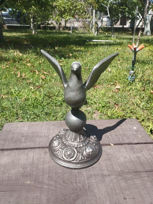 Метална статуетка птица