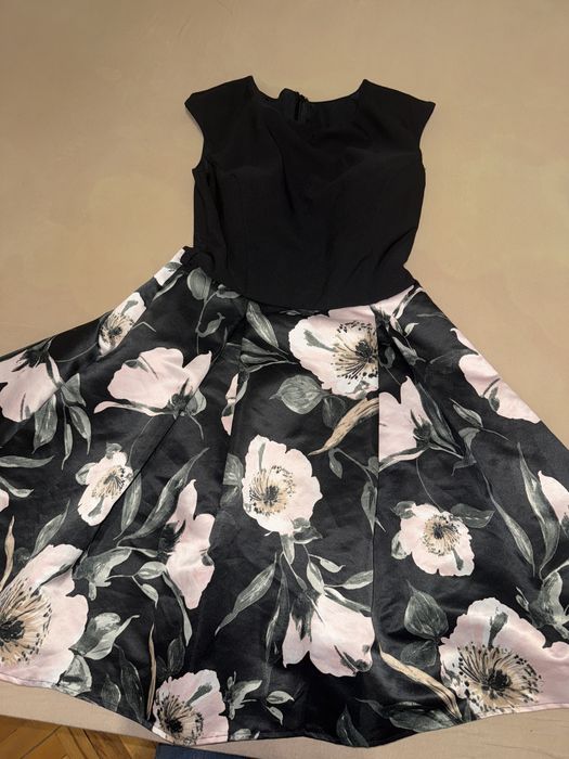 Официална рокля с цветя с вградени подплънки